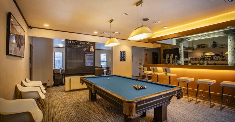 Ramat Niseko, Hirafu, Niseko — Ramat Lodge - Pool Table and Bar