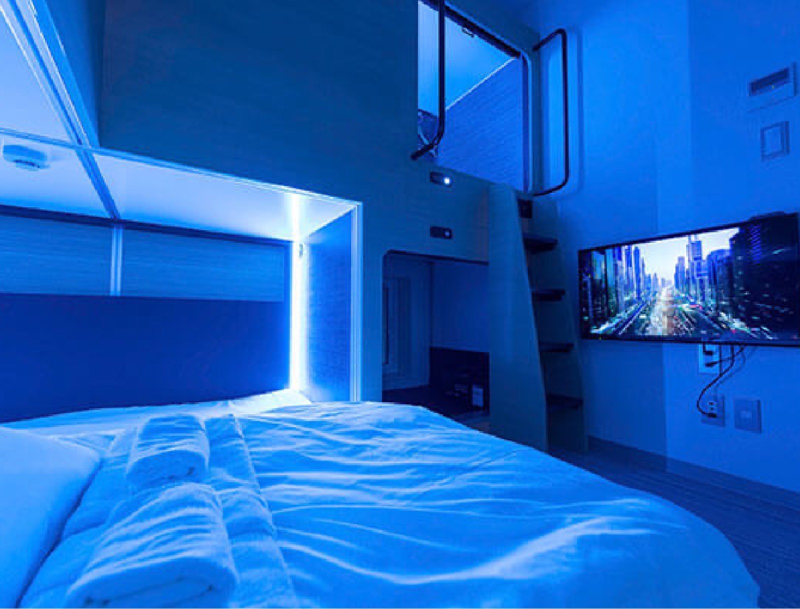 The Lodge Moiwa 834, Annupuri, Niseko — Single capsules and group rooms